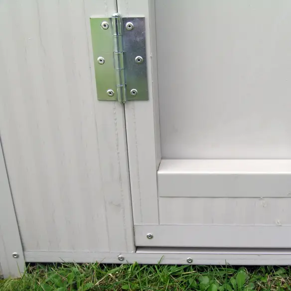 Detalle de casa para perro grande modelo Alano aislada