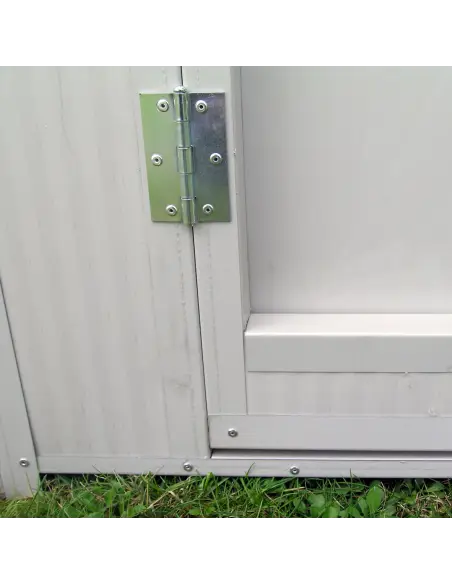 Detalle de casa para perro grande modelo Alano aislada