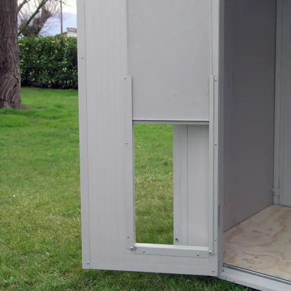 Interior con fondo elevado en casa para perro grande Alano