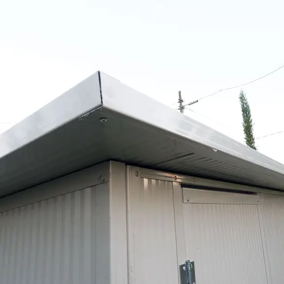 Detalle de casa para perro grande modelo Alano aislada