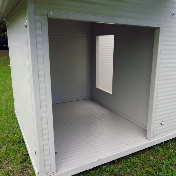 Interior de casa para perro grande modelo Veranda aislada