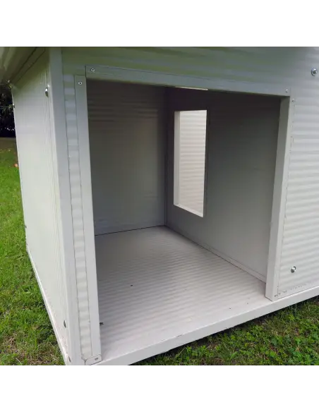 Interior de casa para perro grande modelo Veranda aislada