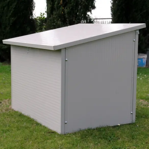 Parte trasera de caseta para perros grandes exterior aislada