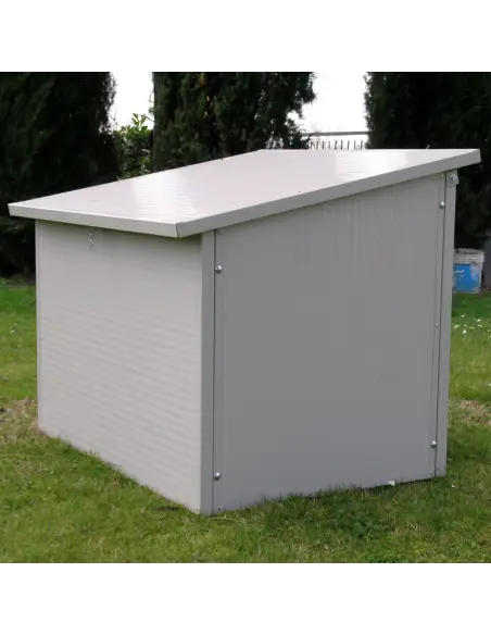 Parte trasera de caseta para perros grandes exterior aislada