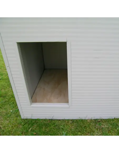 Entrada de caseta para perros grandes exterior aislada