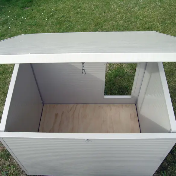 Plataforma interior de madera elevada en caseta para perros grandes