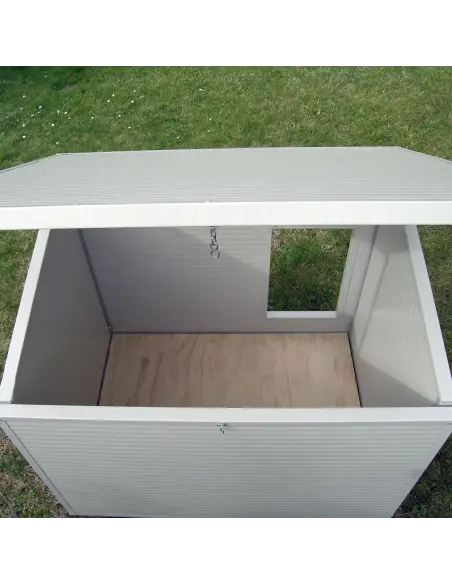 Plataforma interior de madera elevada en caseta para perros grandes