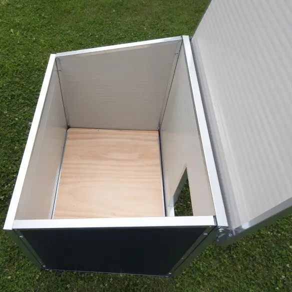 Plataforma interior de madera elevada en caseta para perros grandes