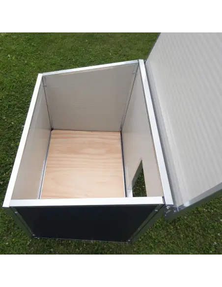 Plataforma interior de madera elevada en caseta para perros grandes