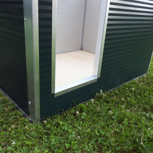 Entrada de caseta para perros grandes exterior aislada