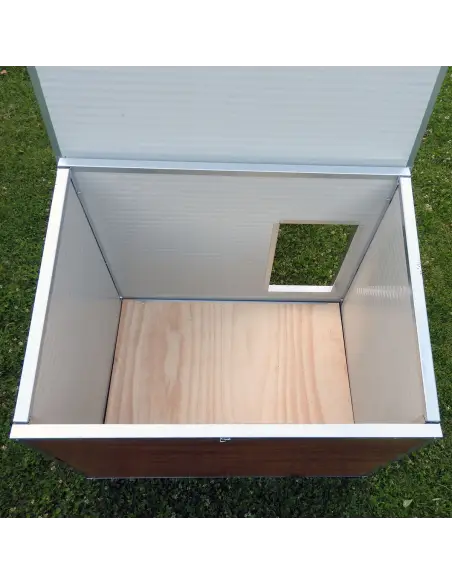 Plataforma interior de madera elevada en caseta para perros grandes