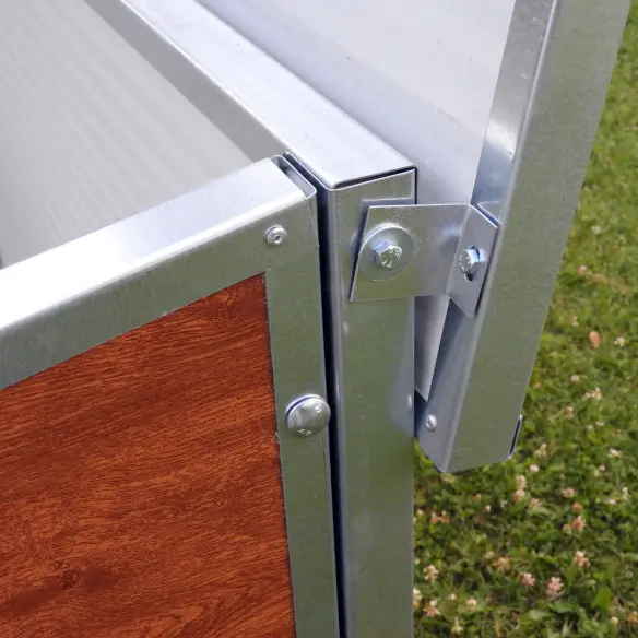 Detalle de caseta para perros grandes exterior aislada