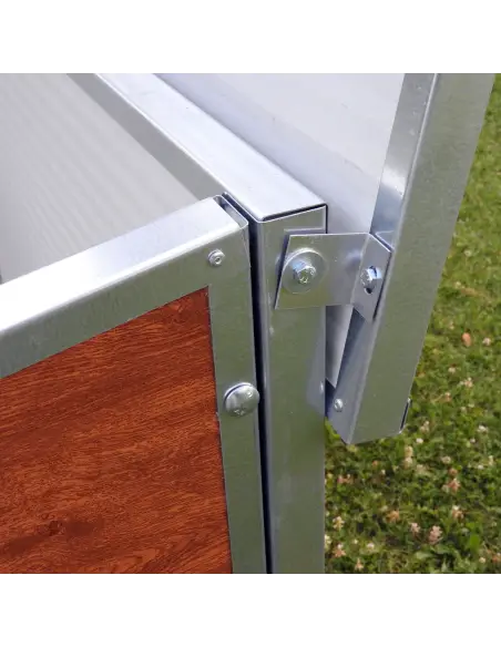 Detalle de caseta para perros grandes exterior aislada