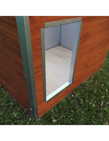 Entrada de caseta para perros grandes exterior aislada