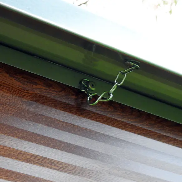 Detalle de caseta para perros grandes exterior aislada