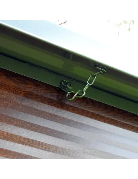 Detalle de caseta para perros grandes exterior aislada