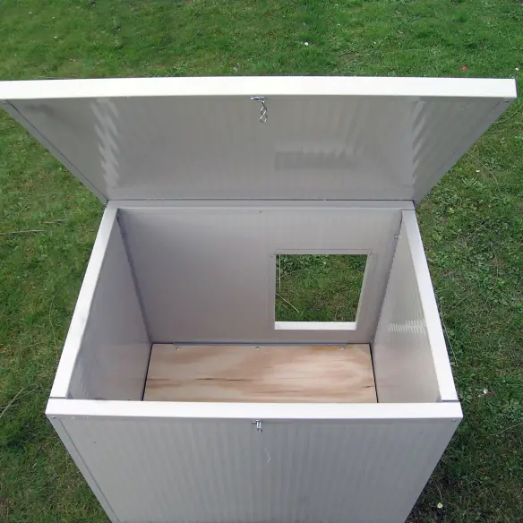 Interior de caseta exterior aislada para perros pequeños y medianos