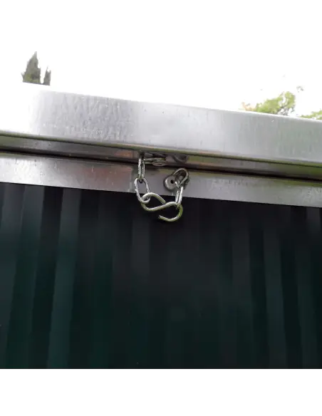 Detalle de caseta exterior aislada para perros pequeños y medianos