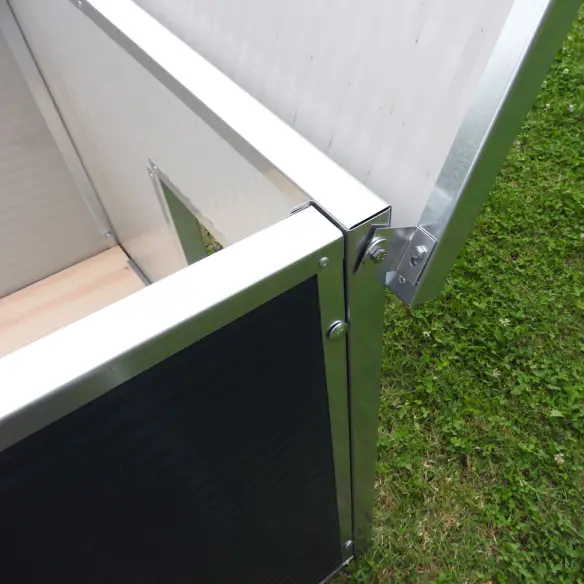 Detalle de caseta exterior aislada para perros pequeños y medianos