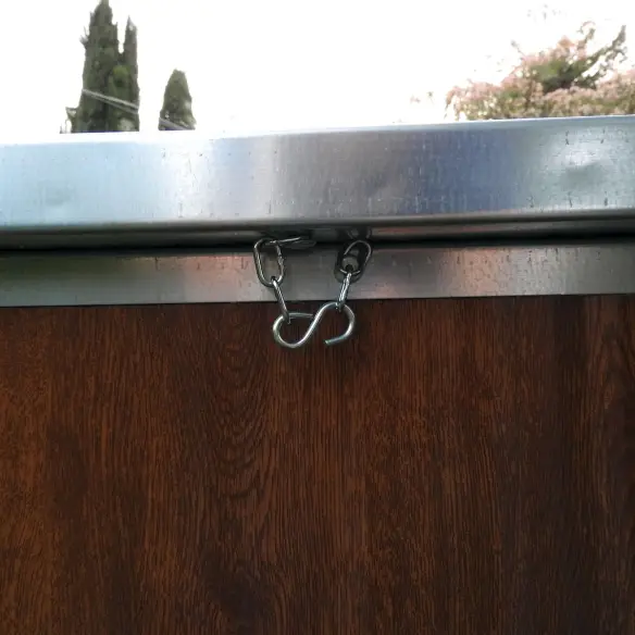 Detalle de caseta exterior aislada para perros pequeños y medianos