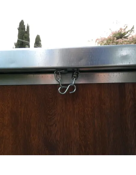 Detalle de caseta exterior aislada para perros pequeños y medianos