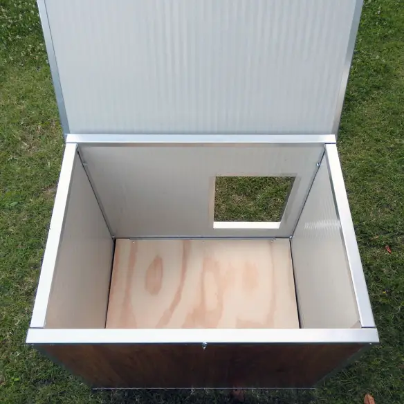 Interior de caseta exterior aislada para perros pequeños y medianos