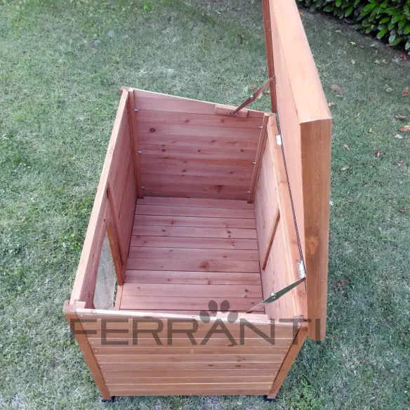 Interior de caseta de madera para perros medianos