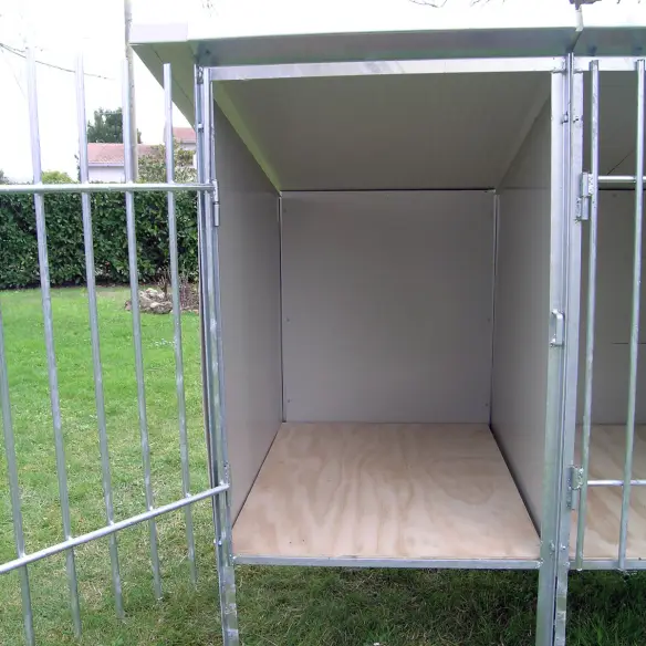 Interior de perrera de adiestramiento canino