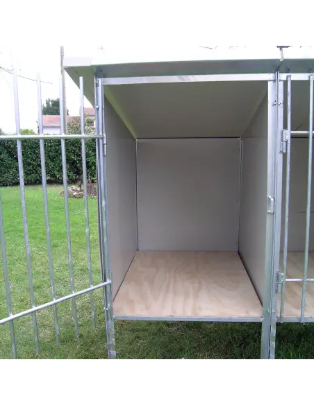 Interior de perrera de adiestramiento canino