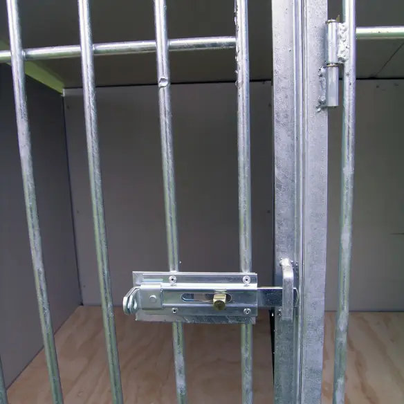 Puerta de perrera de adiestramiento canino