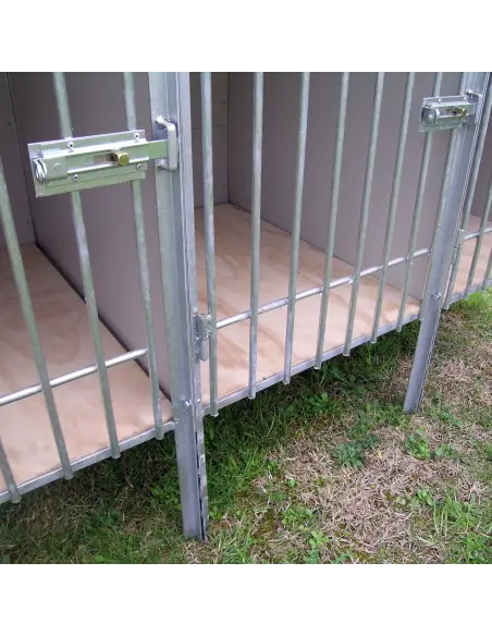 Puerta de perrera de adiestramiento canino