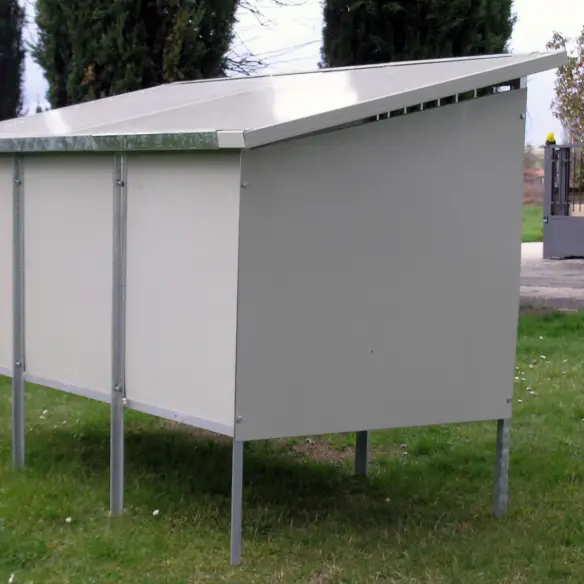 Parte trasera de perrera de adiestramiento canino