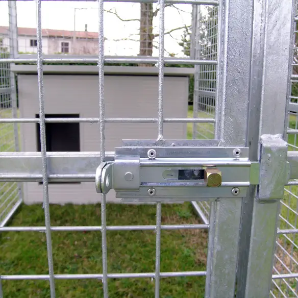 Cierre con candado de perrera box modelo Eco y casa modelo Doberman