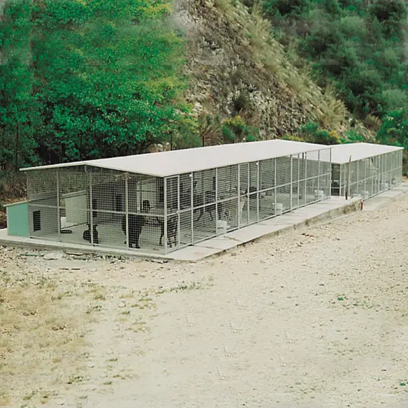 Serie de boxes modelo Eco con casa para perros Doberman