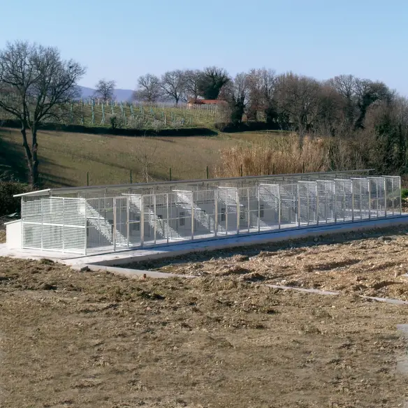 Serie de boxes modelo Eco con casa para perros Doberman