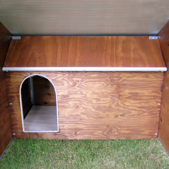 Casa interior con techo abatible en perrera box modelo Cocker