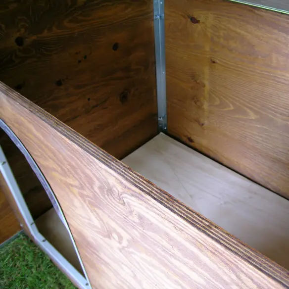 Casa interior con techo abatible en perrera box modelo Cocker