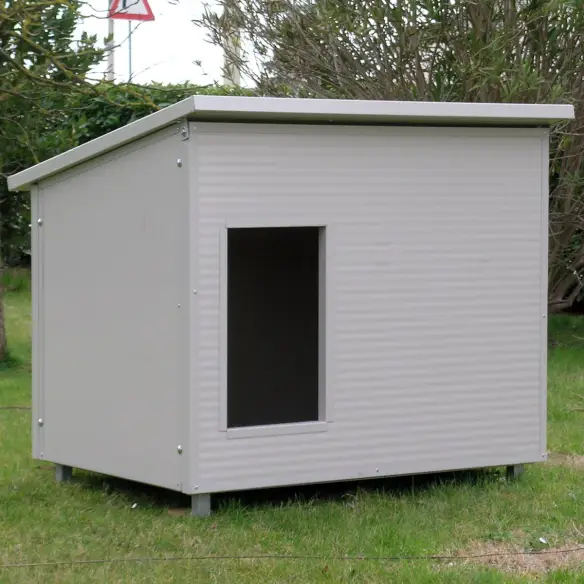 Plataforma montada en caseta de perros