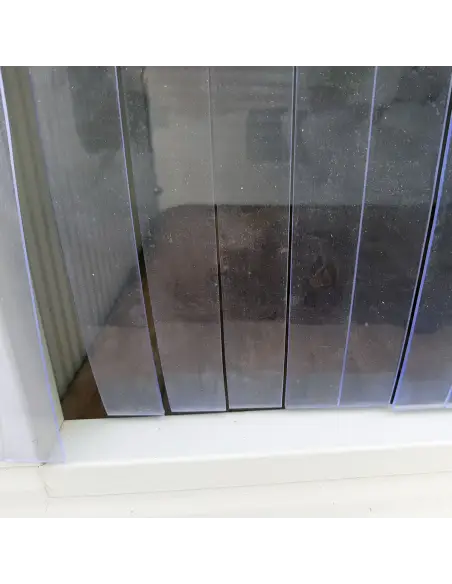 Detalle de cortina de tiras de PVC para casa de perro