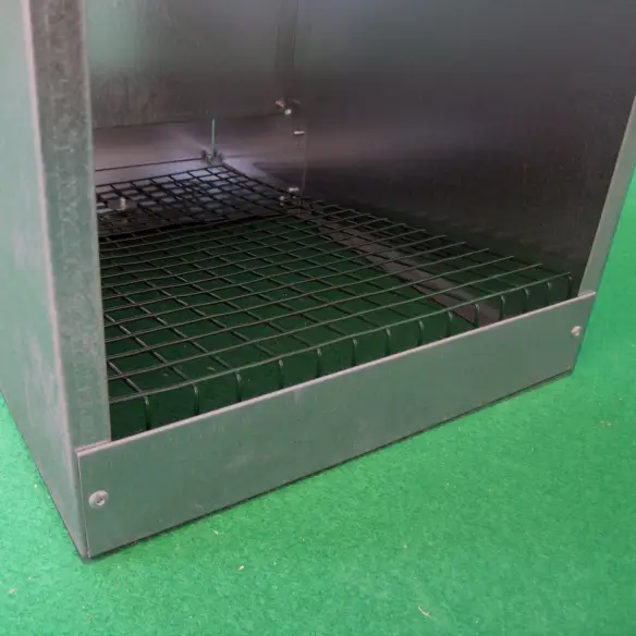 Tobogán para huevos en ponedero de gallinas