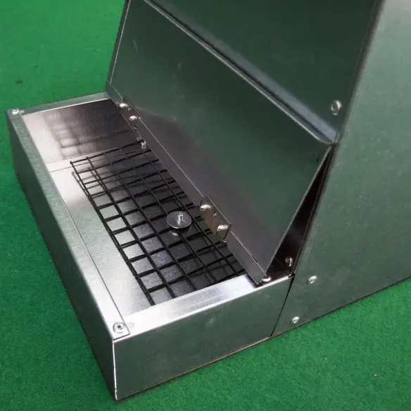 Bandeja de recogida de huevos en ponedero de gallinas