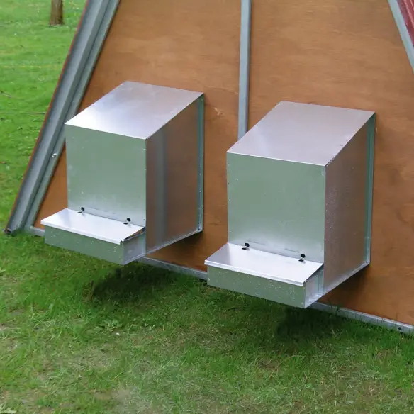 Nidos montados en gallinero con ponedero exterior