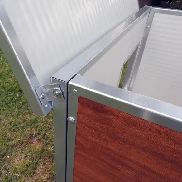 Caseta exterior aislada para perros pequeños efecto madera