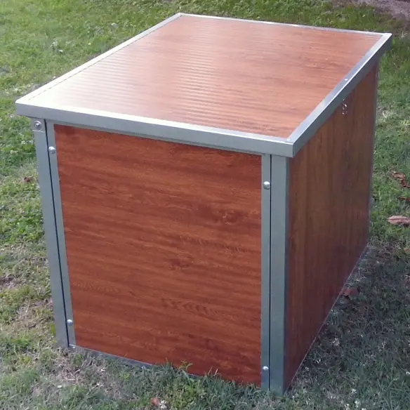 Caseta exterior aislada para perros pequeños efecto madera