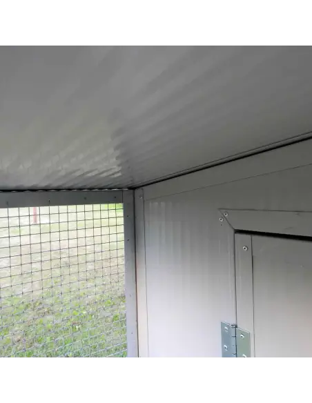 Detalle panel aislante y estructura de malla para caseta de gatos