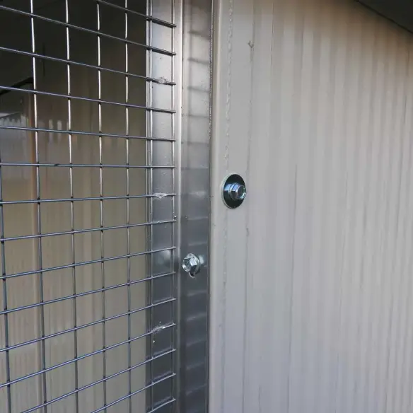 Detalle panel aislante y estructura de malla para caseta de gatos