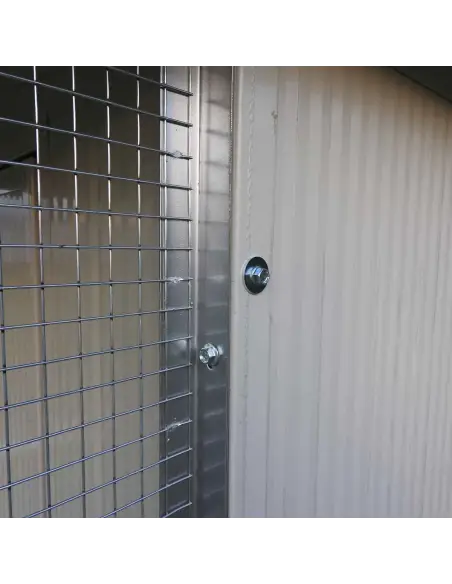 Detalle panel aislante y estructura de malla para caseta de gatos