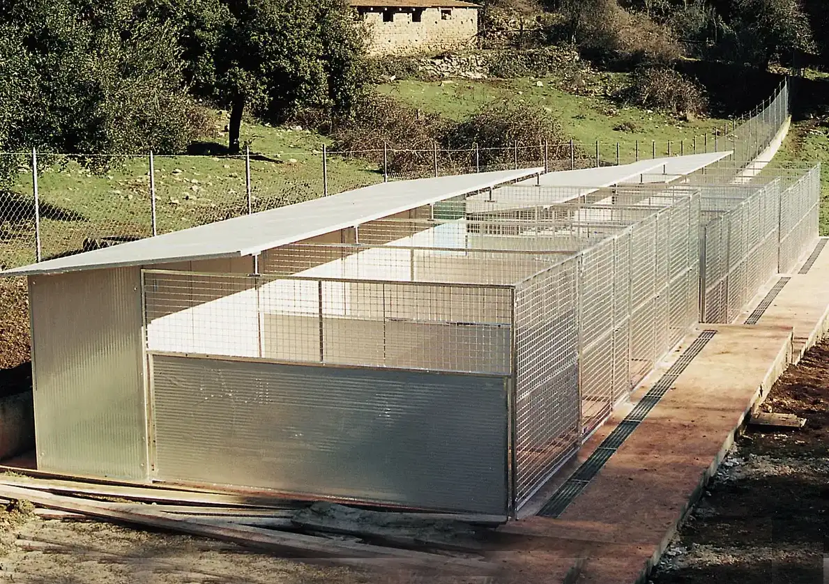 Estructura montada de box para perros de exterior